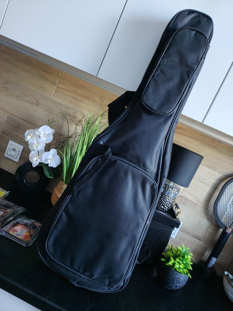 Gitara elektryczna w pokrowcu