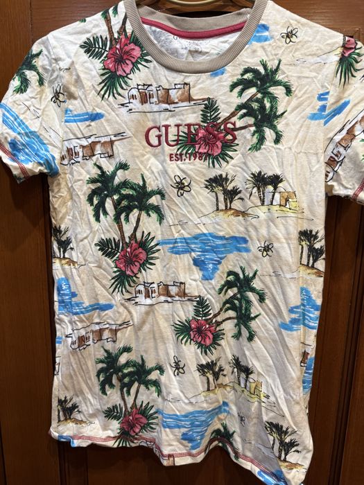 Футболка guees мало носил лежала в шкафу