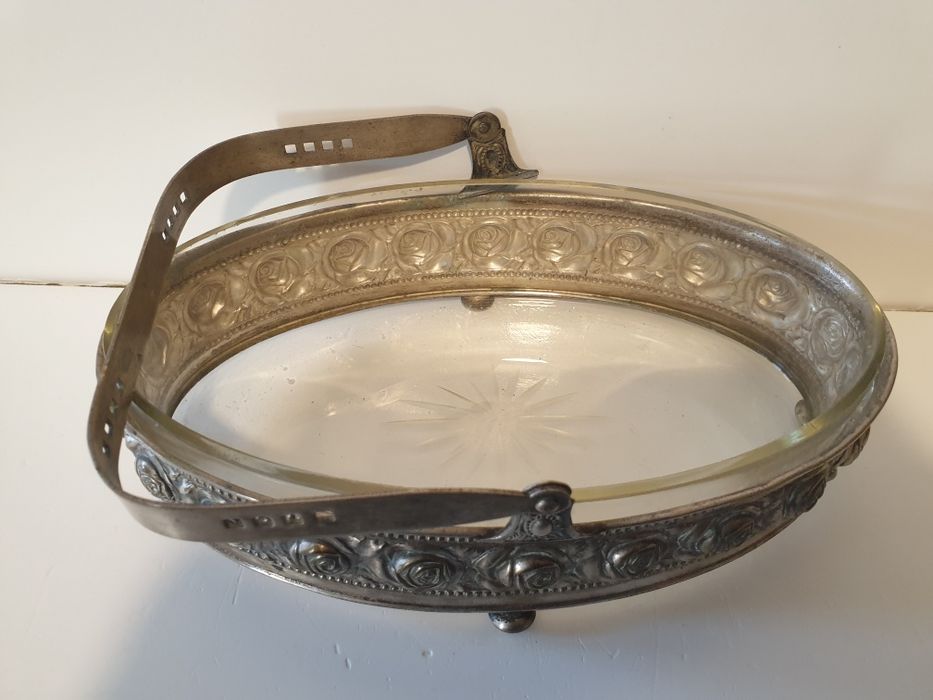 Antigo centro de mesa Arte Nova com rosas em casquinha com vidro