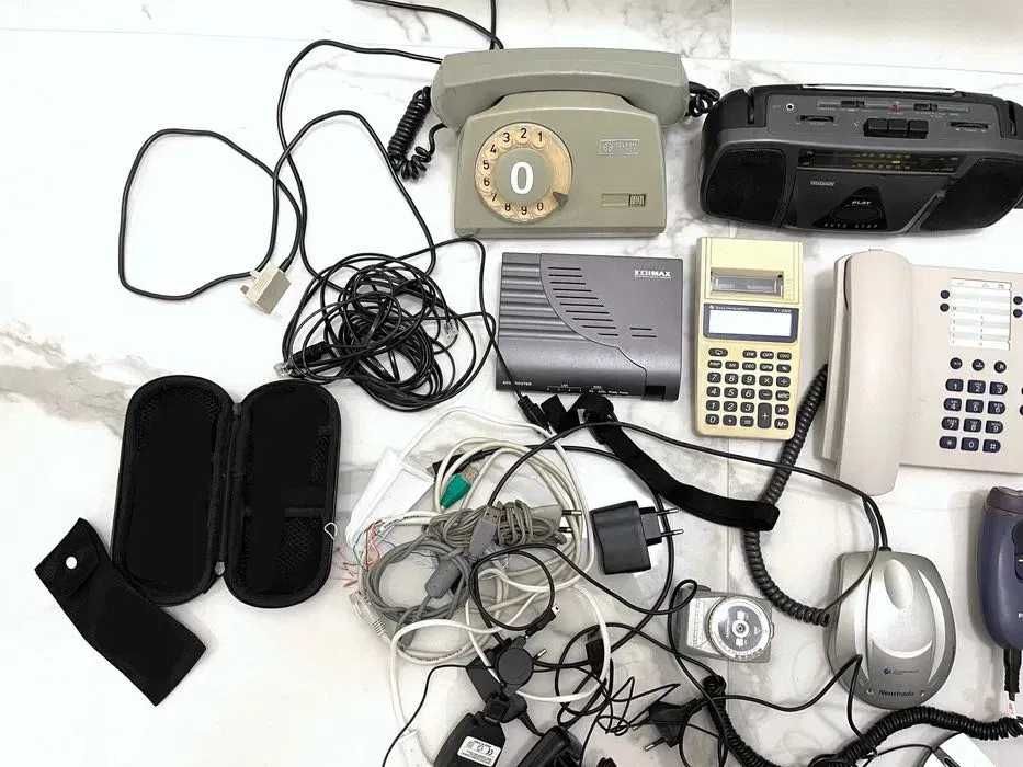 Dyktafon Telefon stacjonarny Kalkulator Magnetofon Radio Golarka