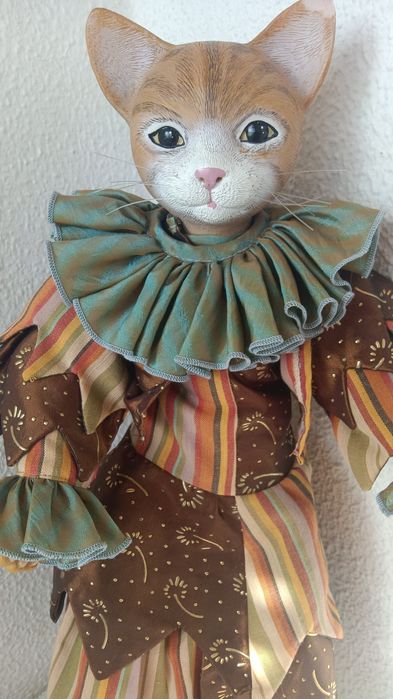 Gatinho lindo vestido de Arlequim em Resina 50cm