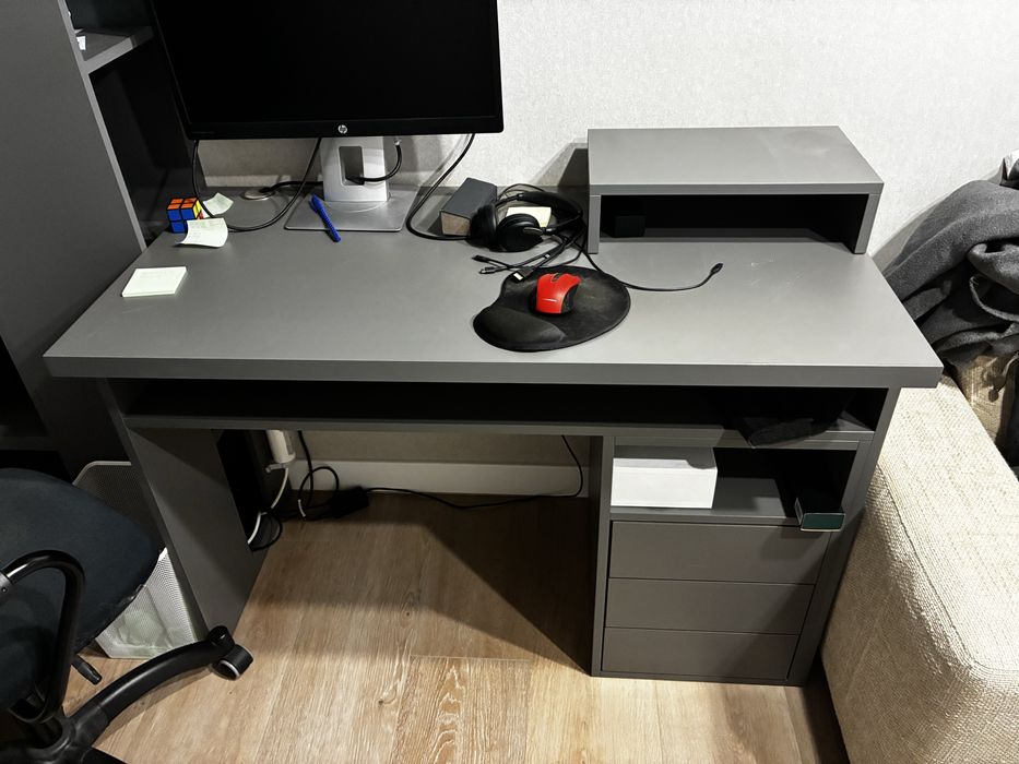 Szare biurko z szufladami