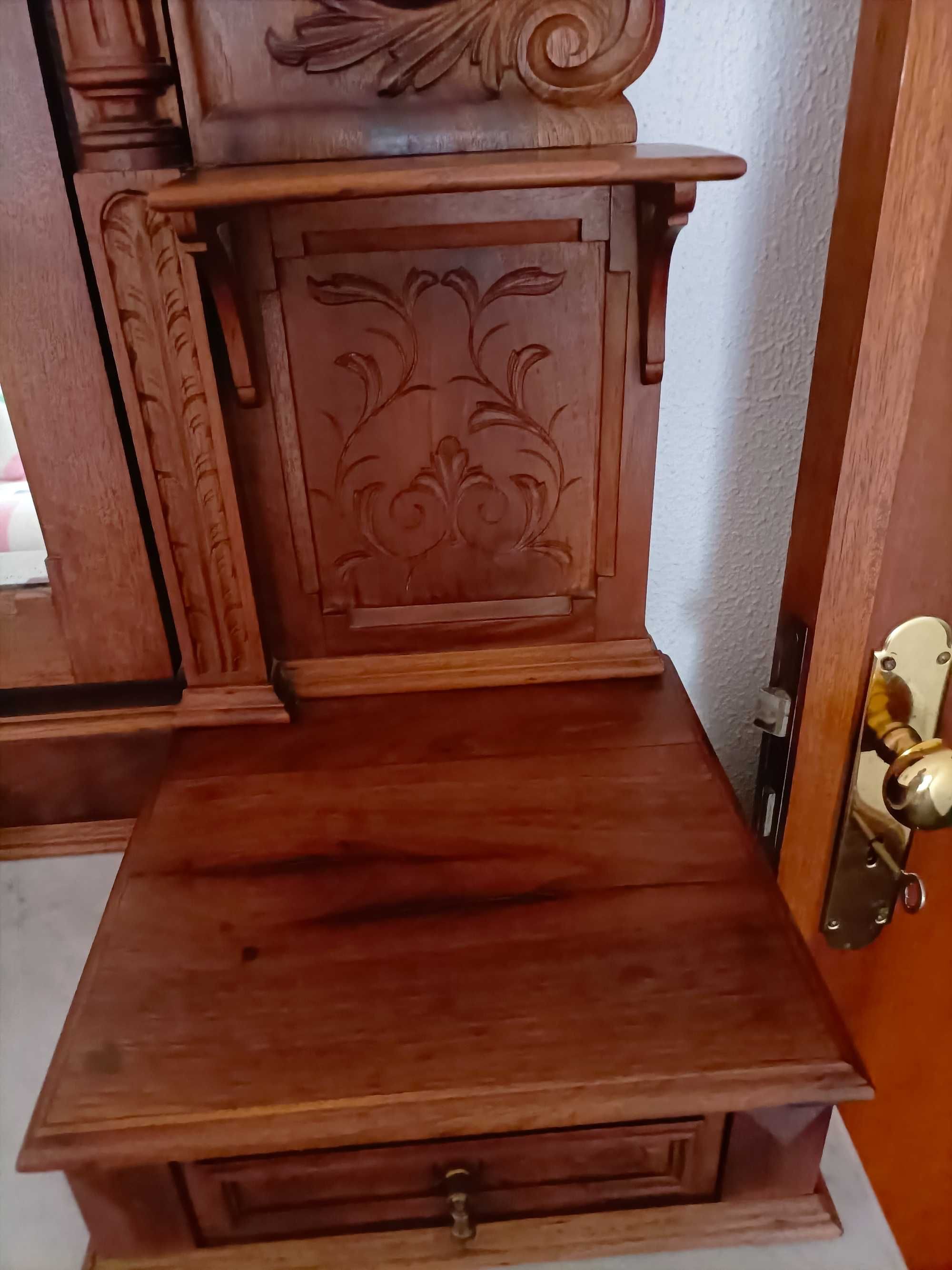 Cómoda antiga com alçado / toucador em bom estado