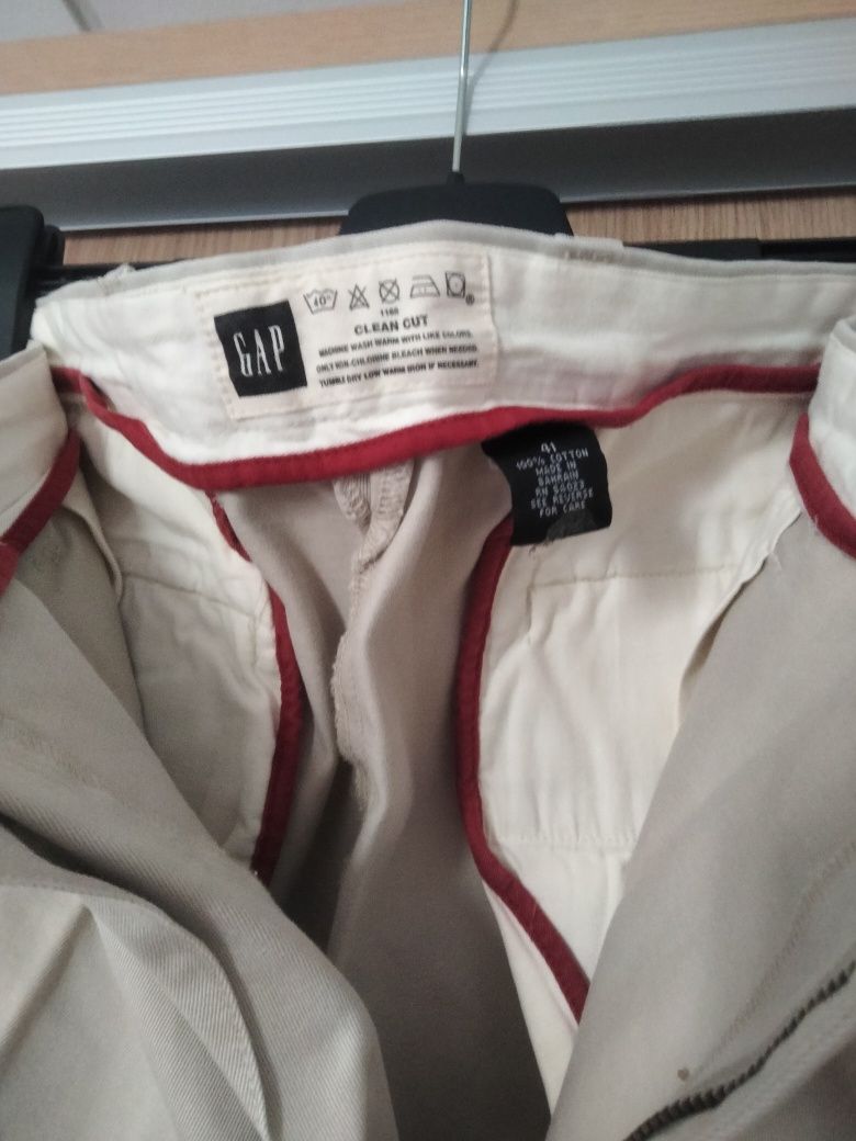 Bermudas de homem bege marca GAP