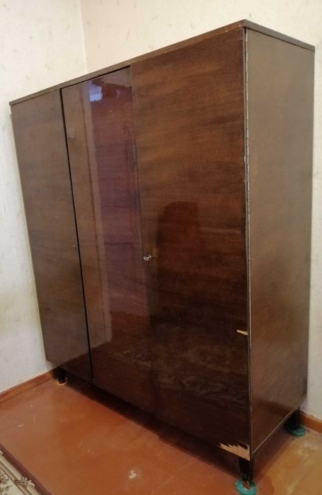 Продам шифоньер  трёхдверный, полированный