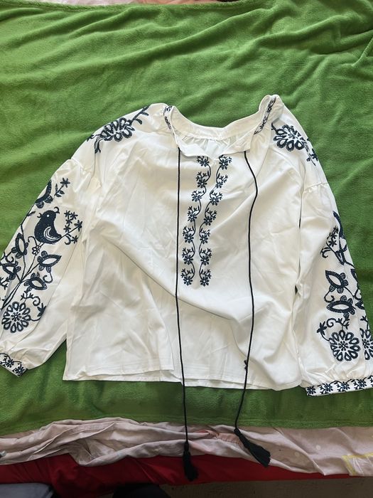 Продаю жіночу блузу, відьний крій, з принтом