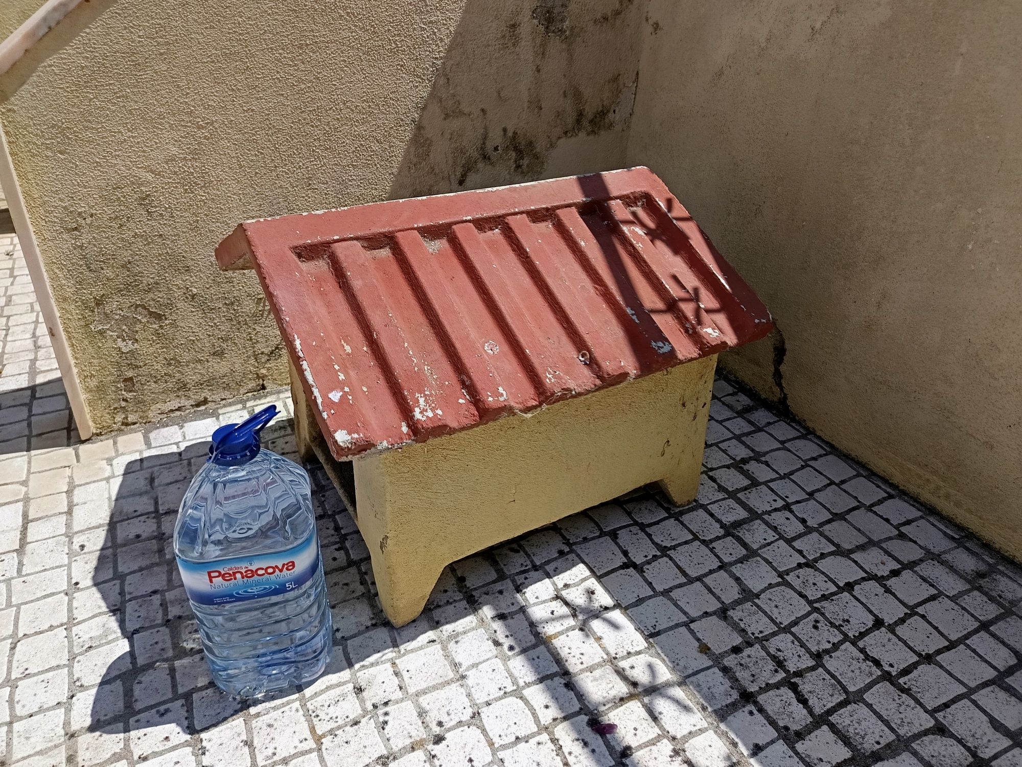 Casota de cão de cimento pequena