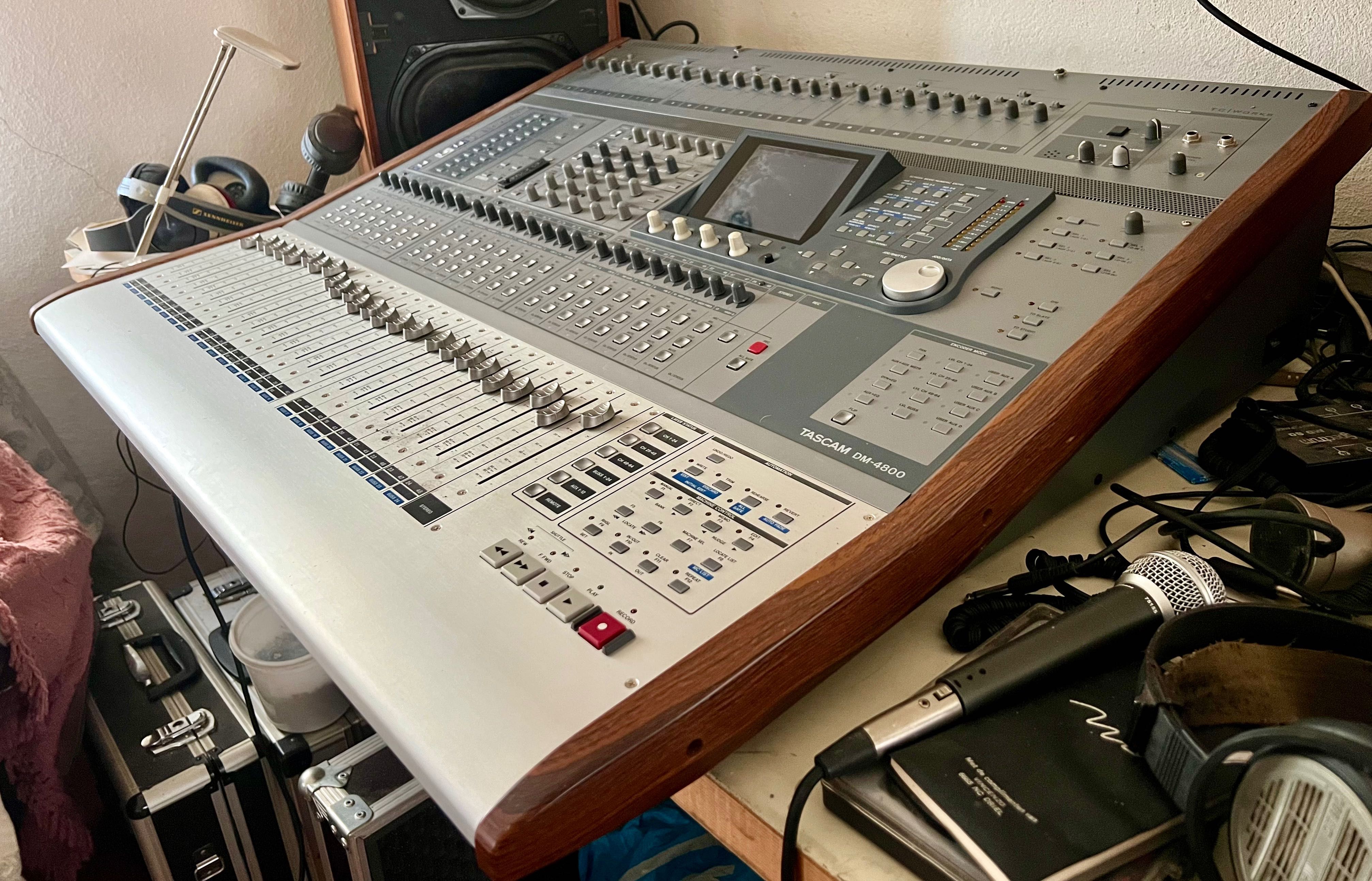 Tascam DM 4800 console de mixagem digital