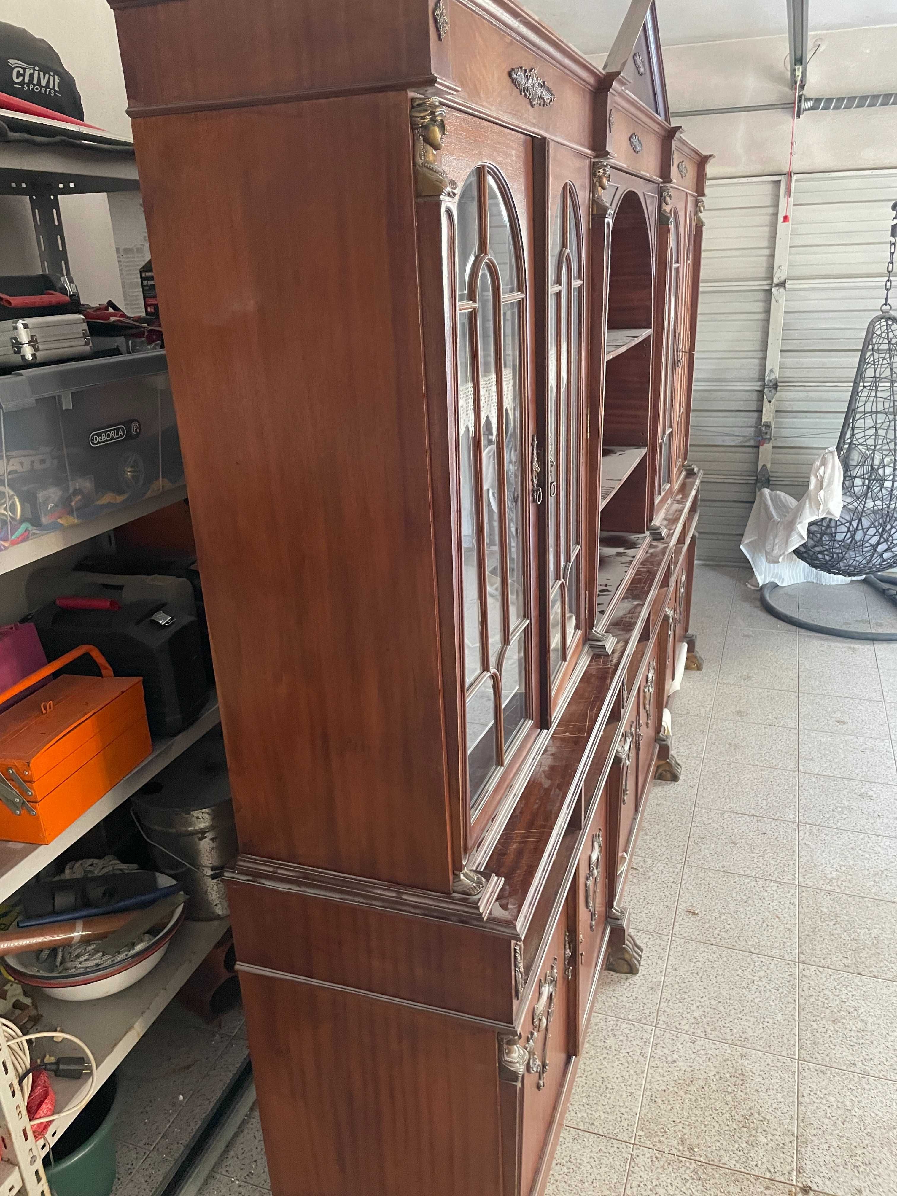 Móvel Cristaleira Clássico em Madeira Maciça com Detalhes em Bronze