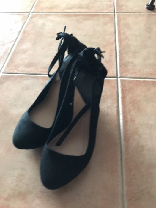 Sapatos pretos de veludo n.38