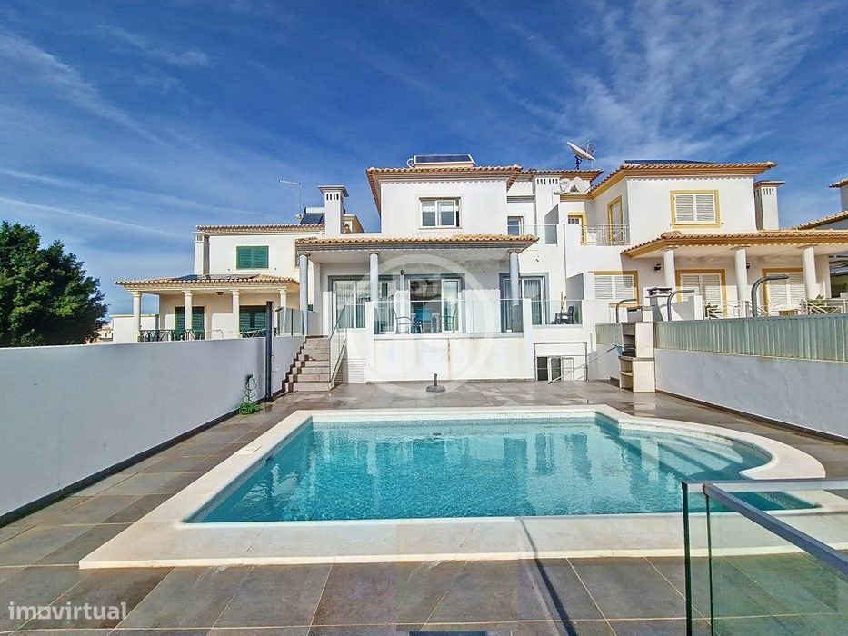 Excelente moradia geminada com 4 quartos, garagem, cave, piscina e ...