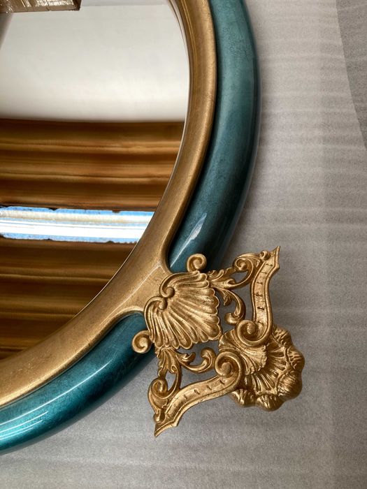 Espelho de parede em talha e folha dourada.