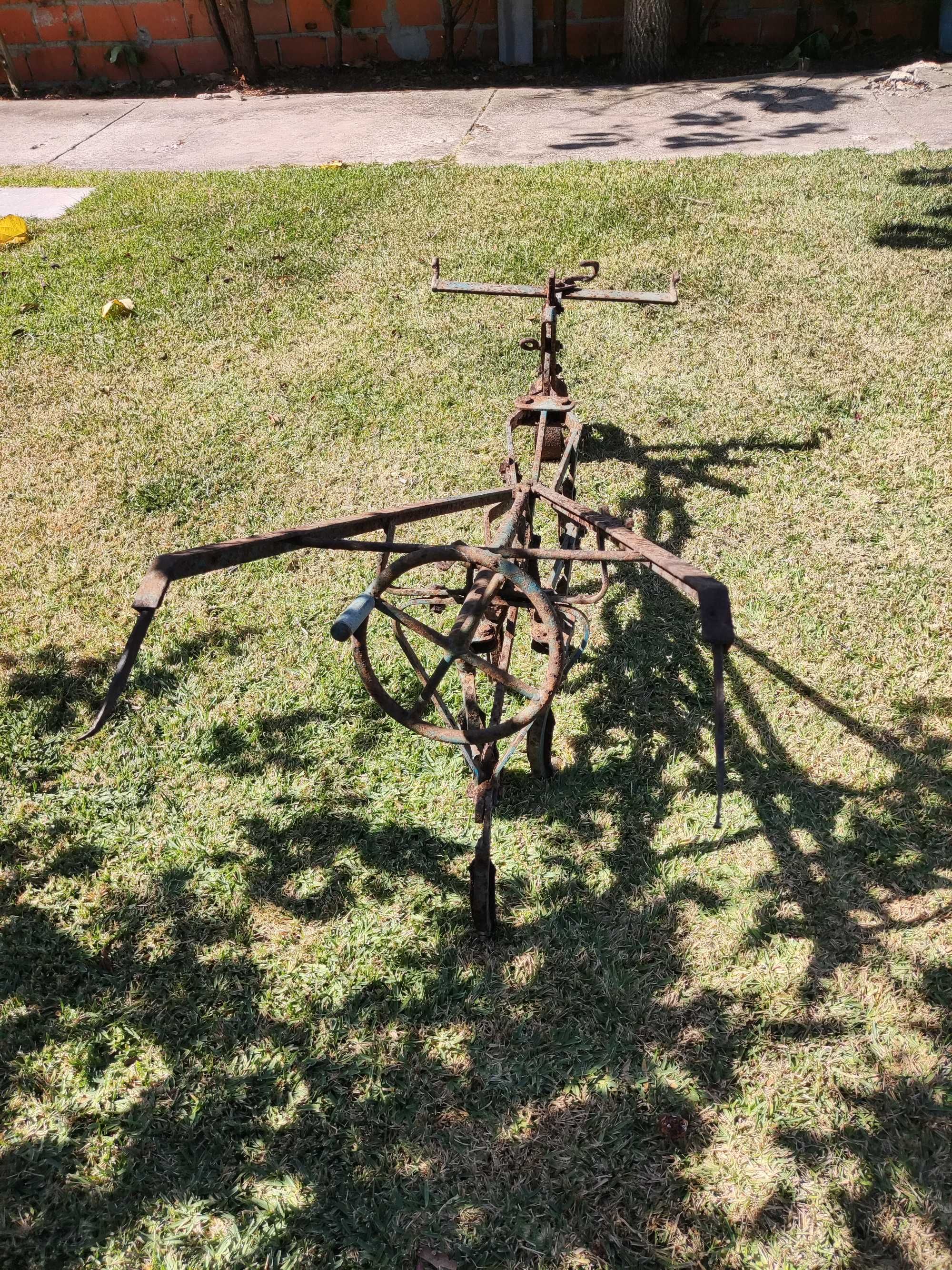 Arado e Semeador Antigos - Decoração Rústica Eventos/Quintas/Jardins
