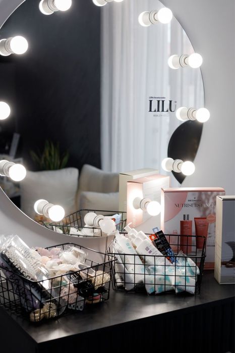 Здається робоче місце для Перукаря/Майстра манікю/бровіста