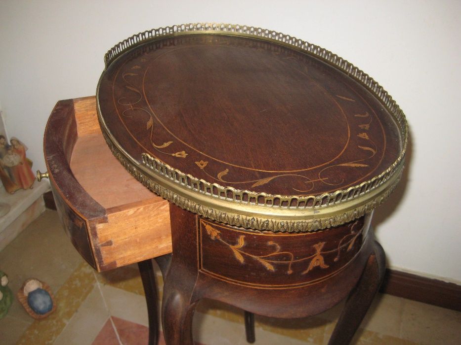 Mesa alta madeira,c/rebordo,anos 1900