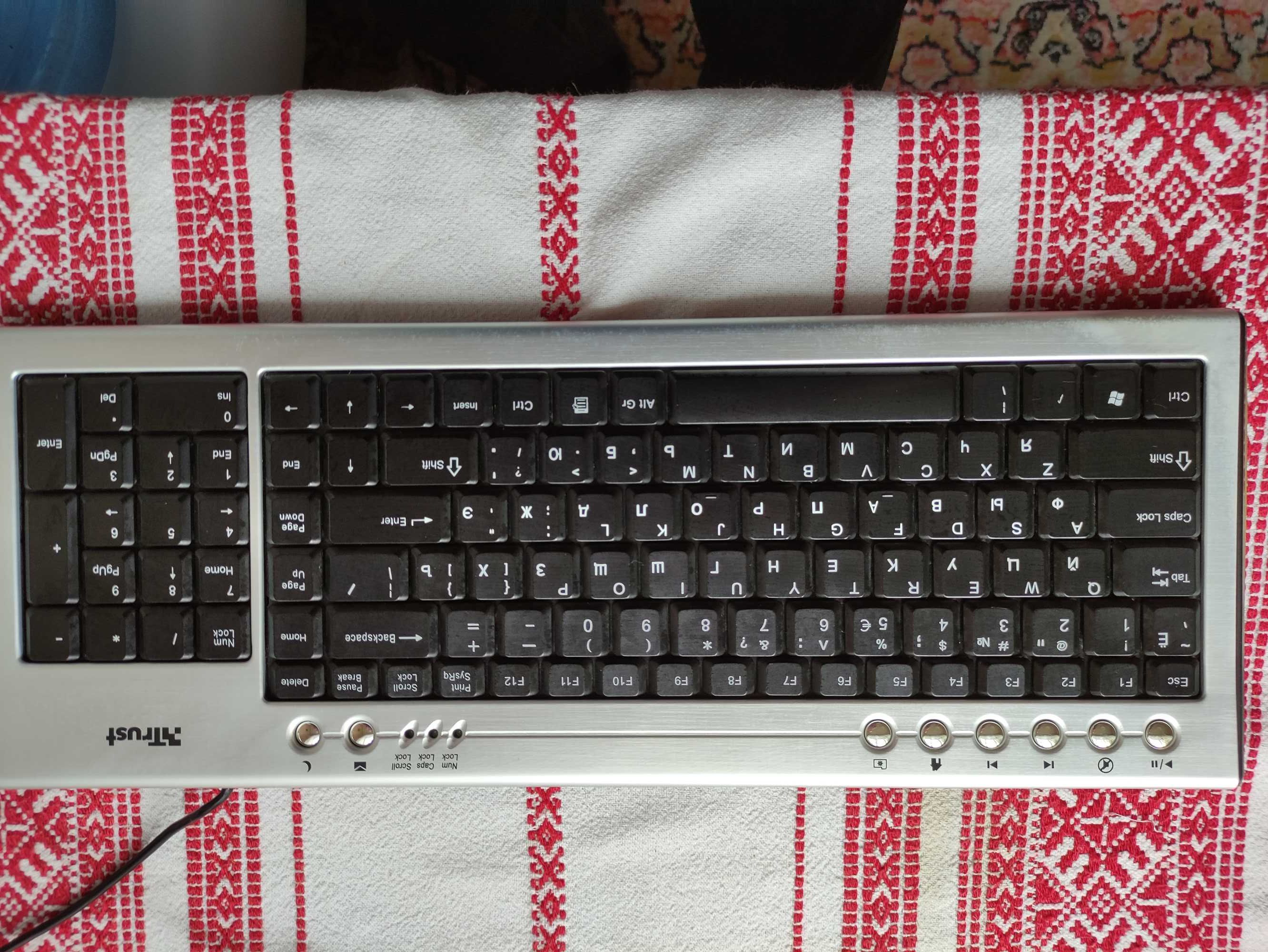 Клавіатура Trust KB-1800S Aluminium. Робоча.