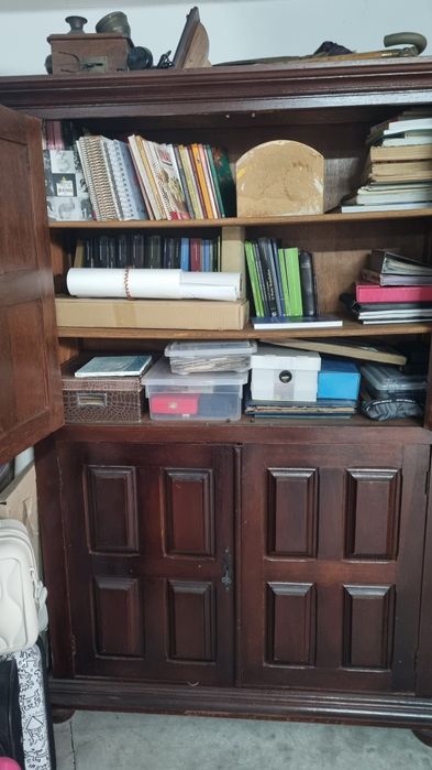 Armário de Madeira Envernizada