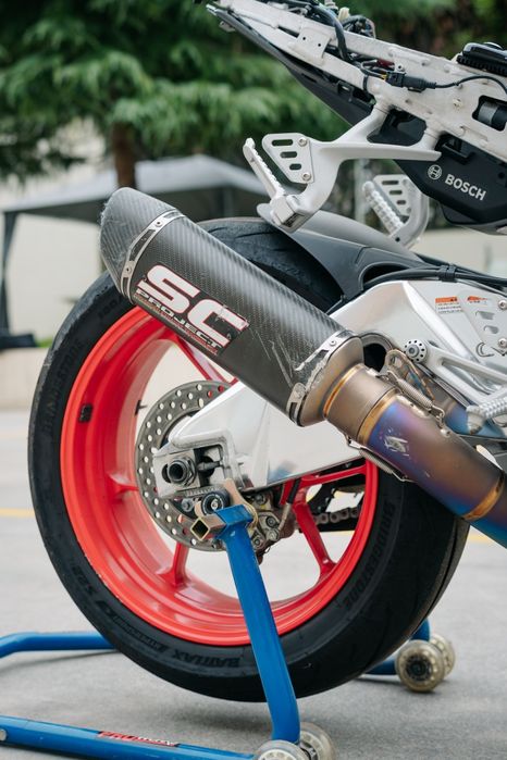 Aprilia Tuono V4 factory  acidentada
