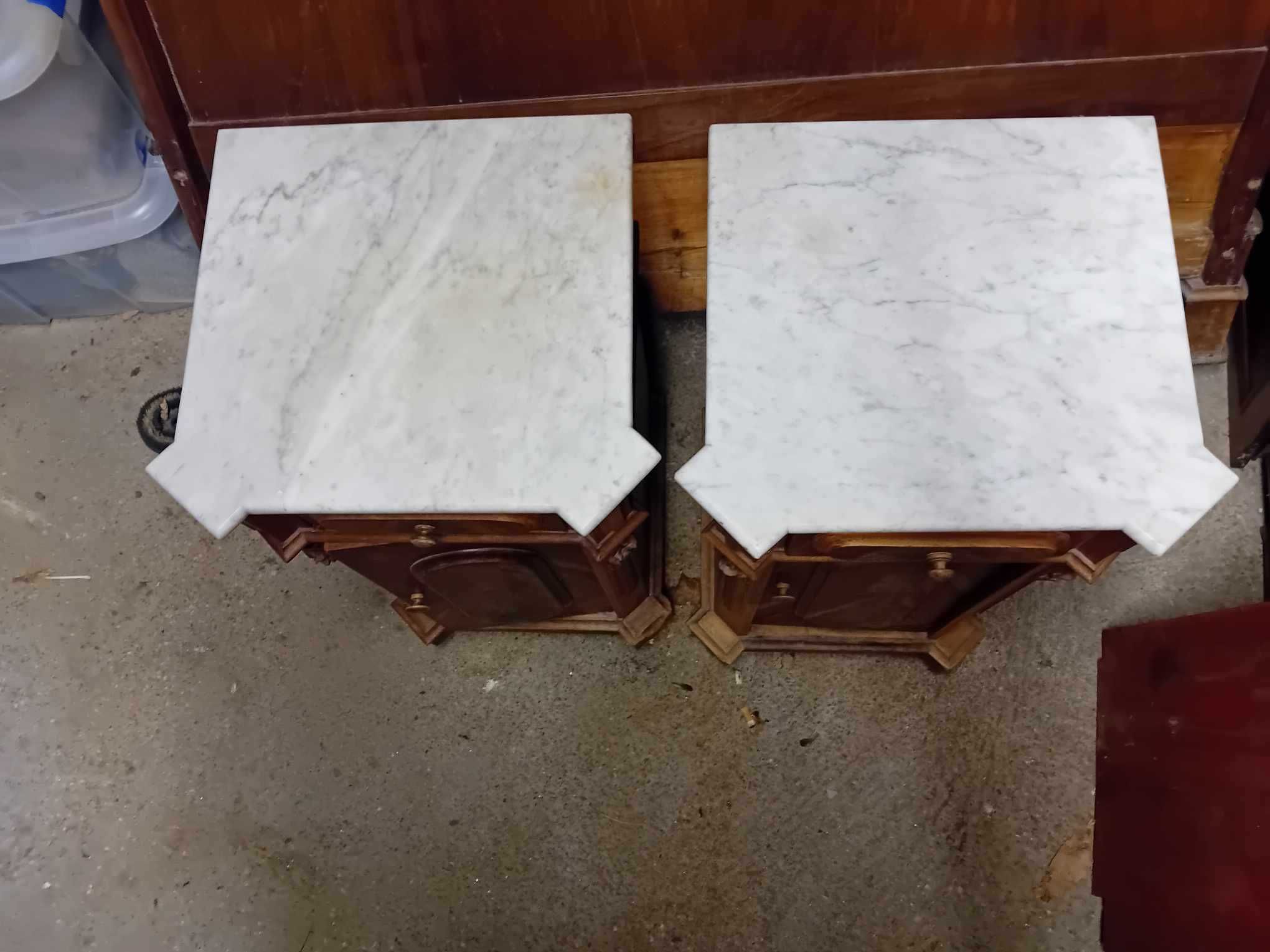 Mesas de Cabeceira com tampo em mármore