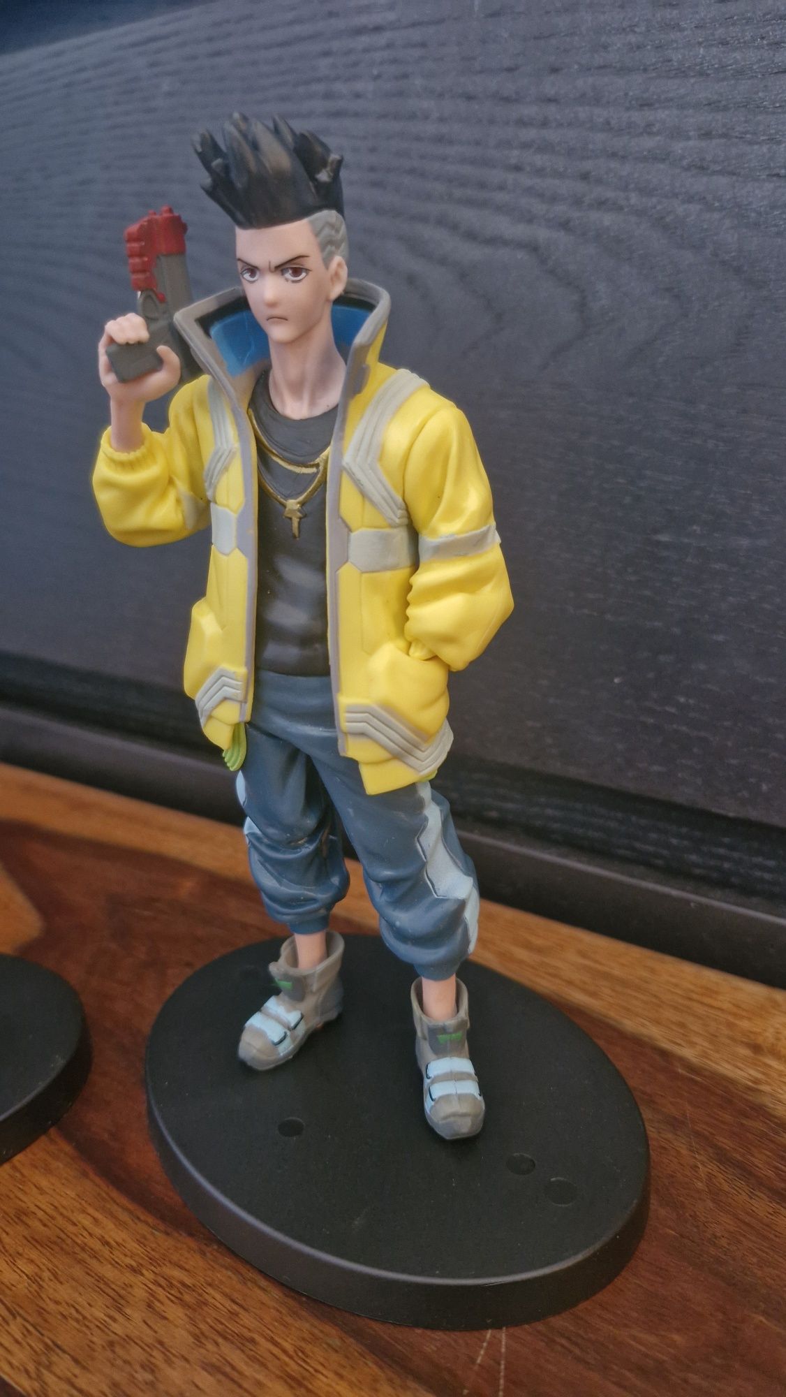 Vendo duas figuras de coleção inspiradas no anime Cyberpunk: Edgerunne