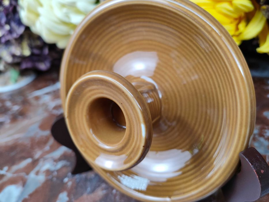 Ceramiczny prążkowany świecznik z okapnikiem