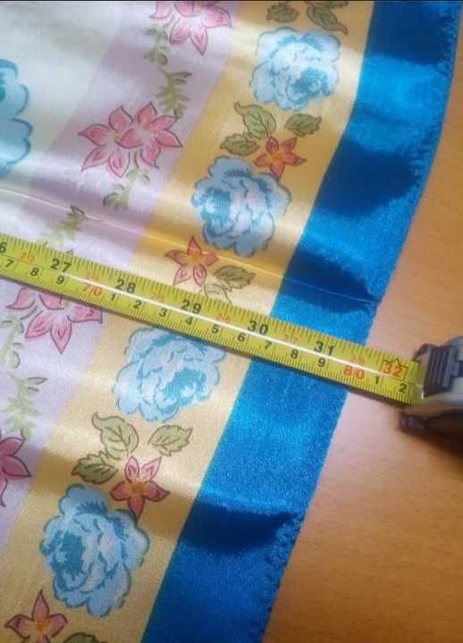 Lenço/Écharpe estampada como nova em cetim para colocar ao pescoço