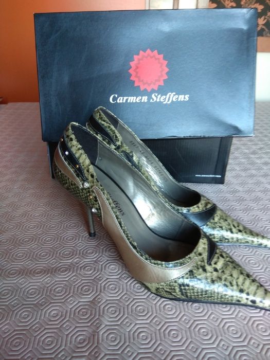 Sapatos Cinza Cobra Carmen Steffens.