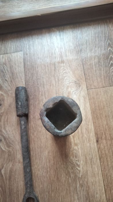 Ключі балонні, автомобільні.