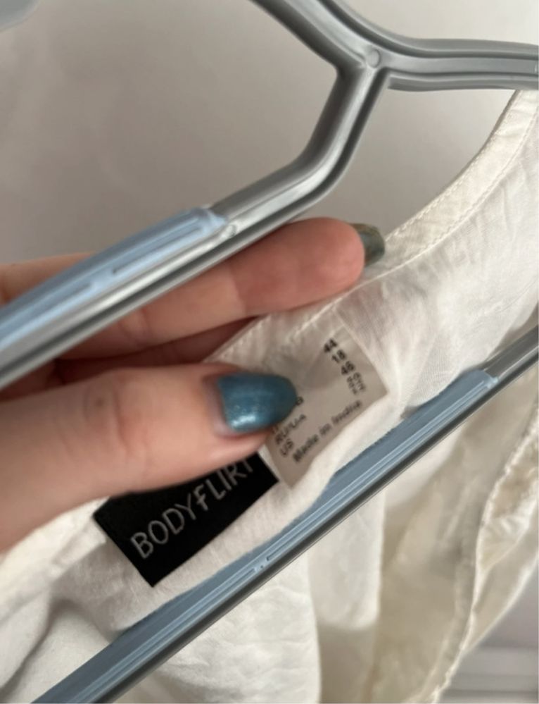 Biała/kremowa sukienka boho wiązana w pasie z krótkim rękawem koronka