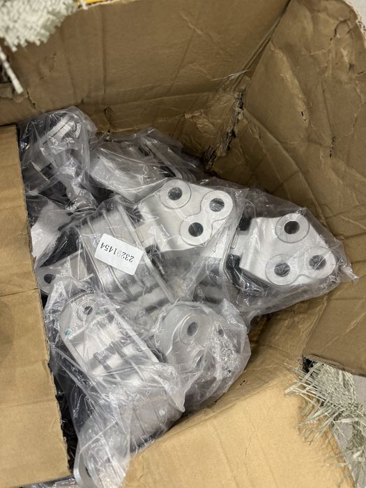 Подушка двигуна ліва права Chevrolet Volt 1