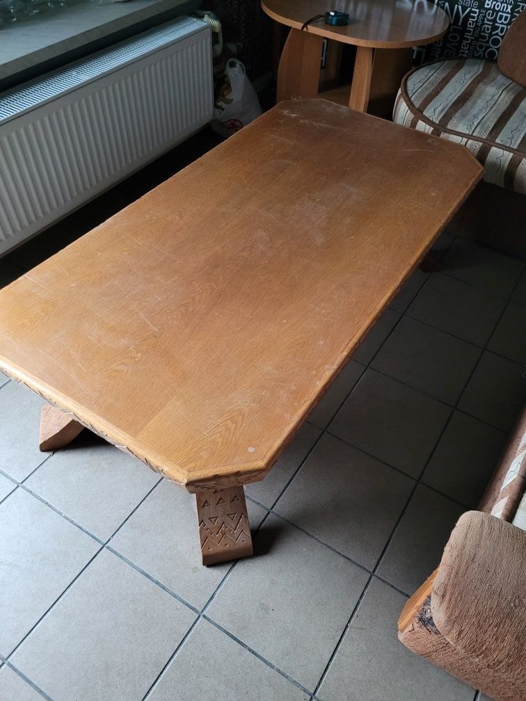 Stół drewniany rzeźbiony