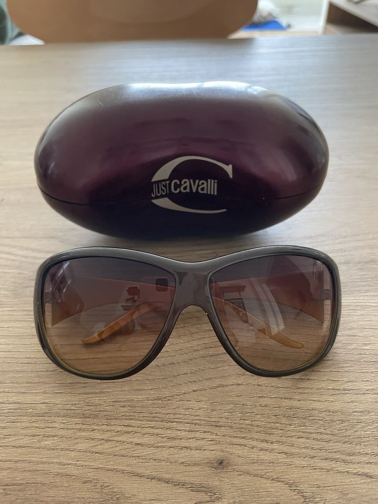 Oculos de sol, Just Cavali