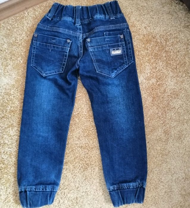 Продам джинсы для мальчика 3- 4 лет