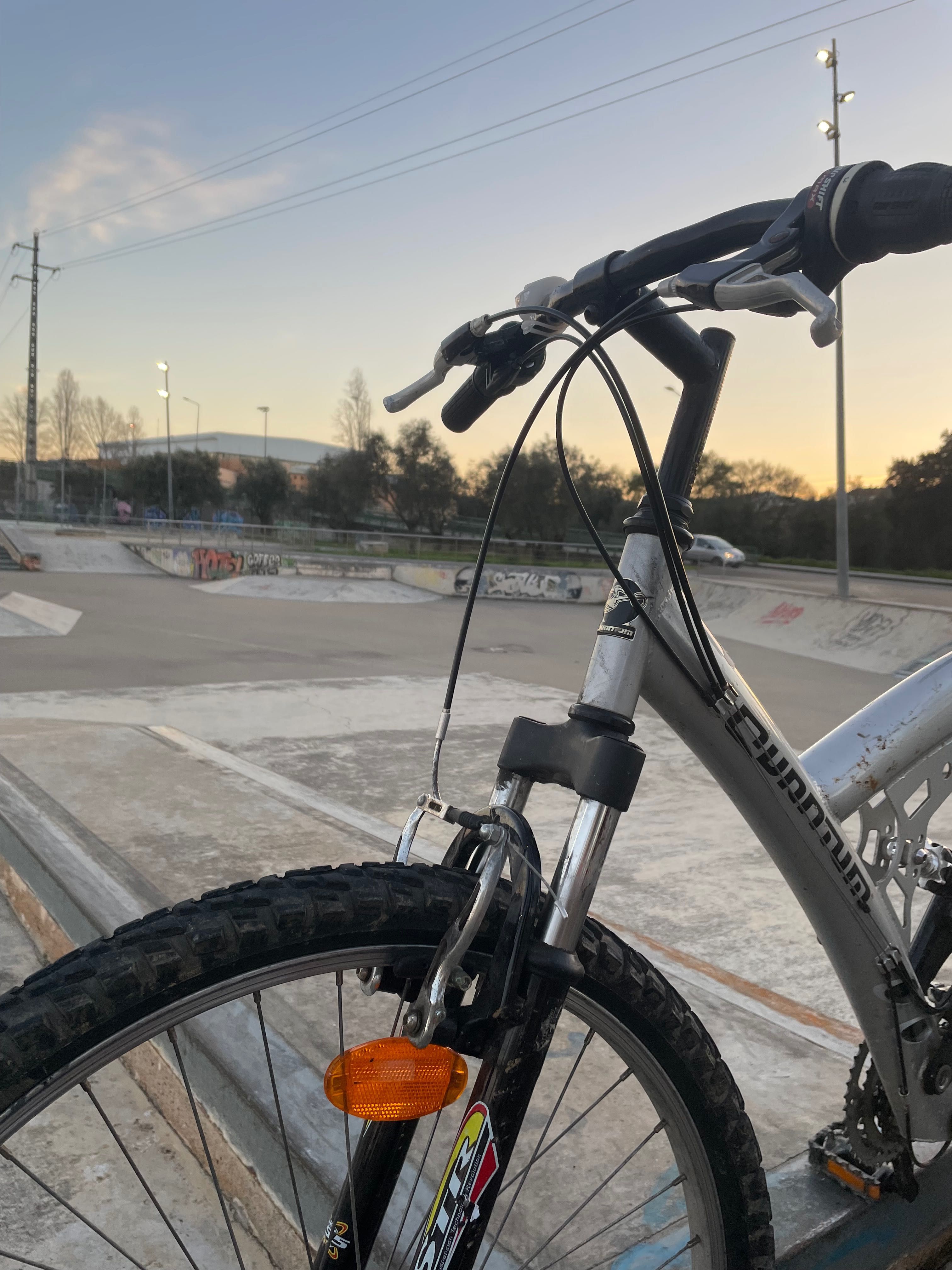 Bicicleta com suspensão airbone