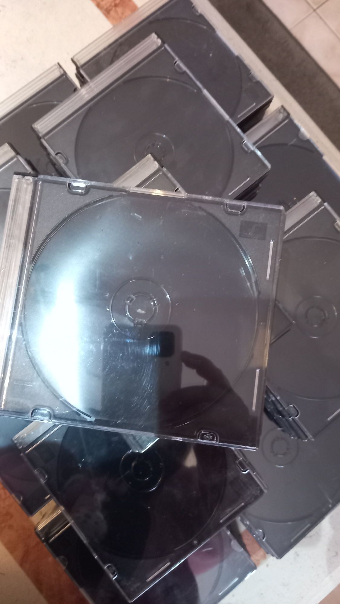 Vendo caixas de CD'S/DVD'S em quantidade.