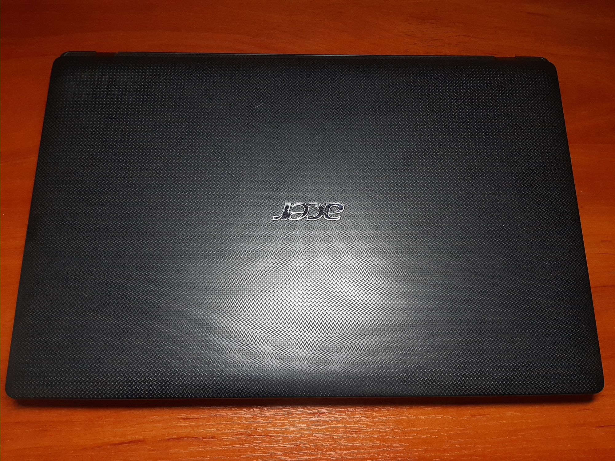 Продам 2 ноутбка ASUS и ACER, в комплекте 2 зарядки
