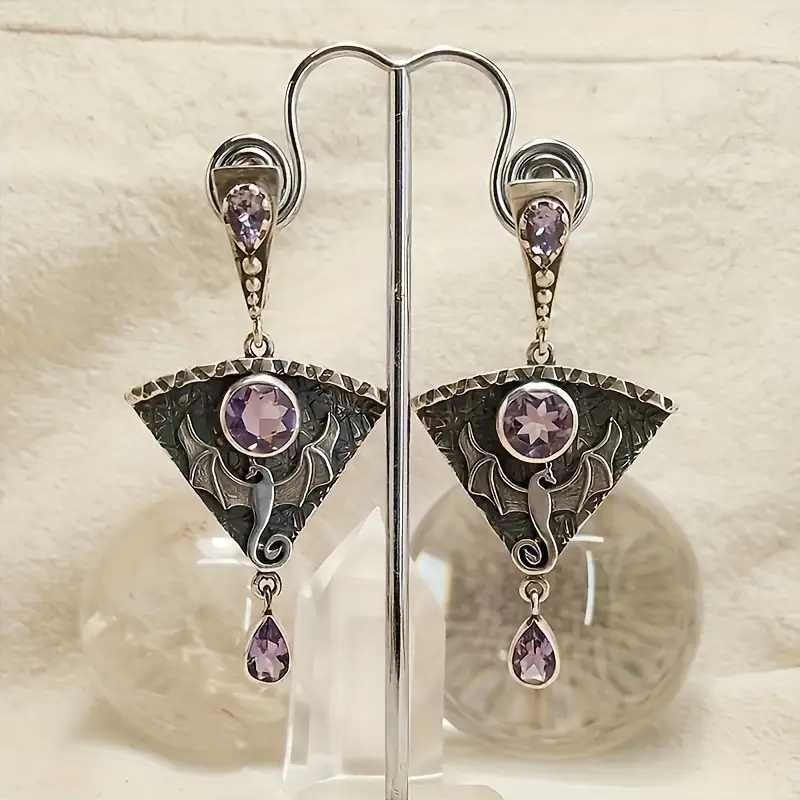 Серьги  с фиолетовым камнем,  дизайном дракона