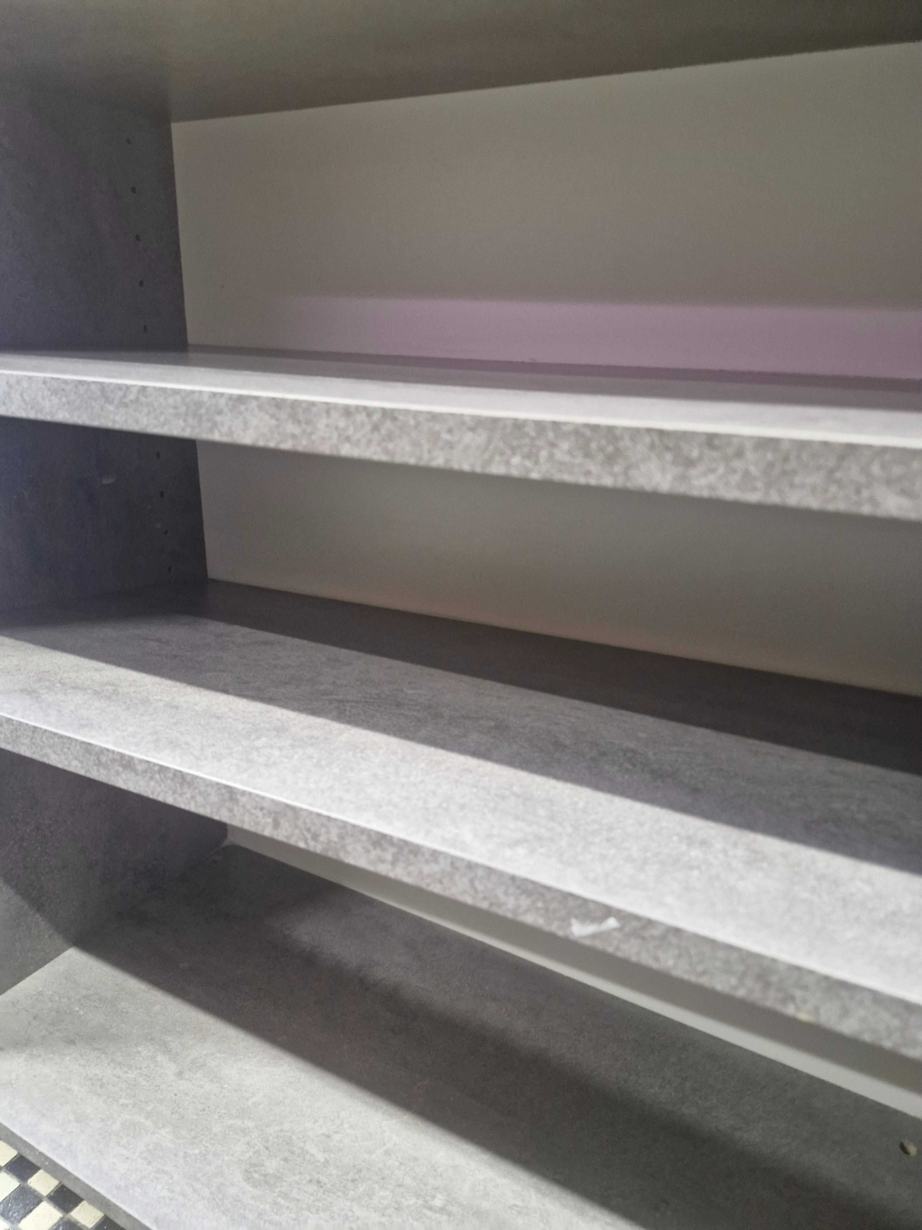REGALY JAK NOWE BIURO SKLEP kolor szary beton cala ekspozycja sklepu