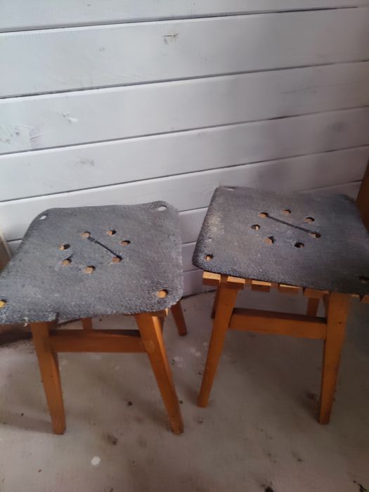 Zestaw 4 drewnianych taboretów