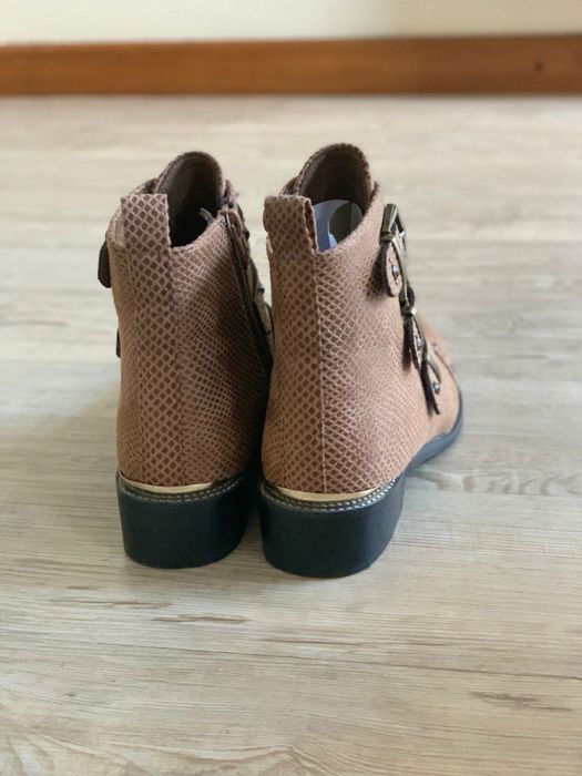 Botim castanho em pele