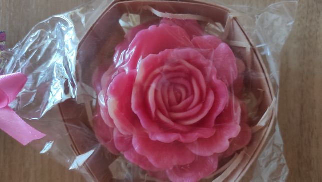 Мыло ручной работы в виде розы в плетёной корзинке