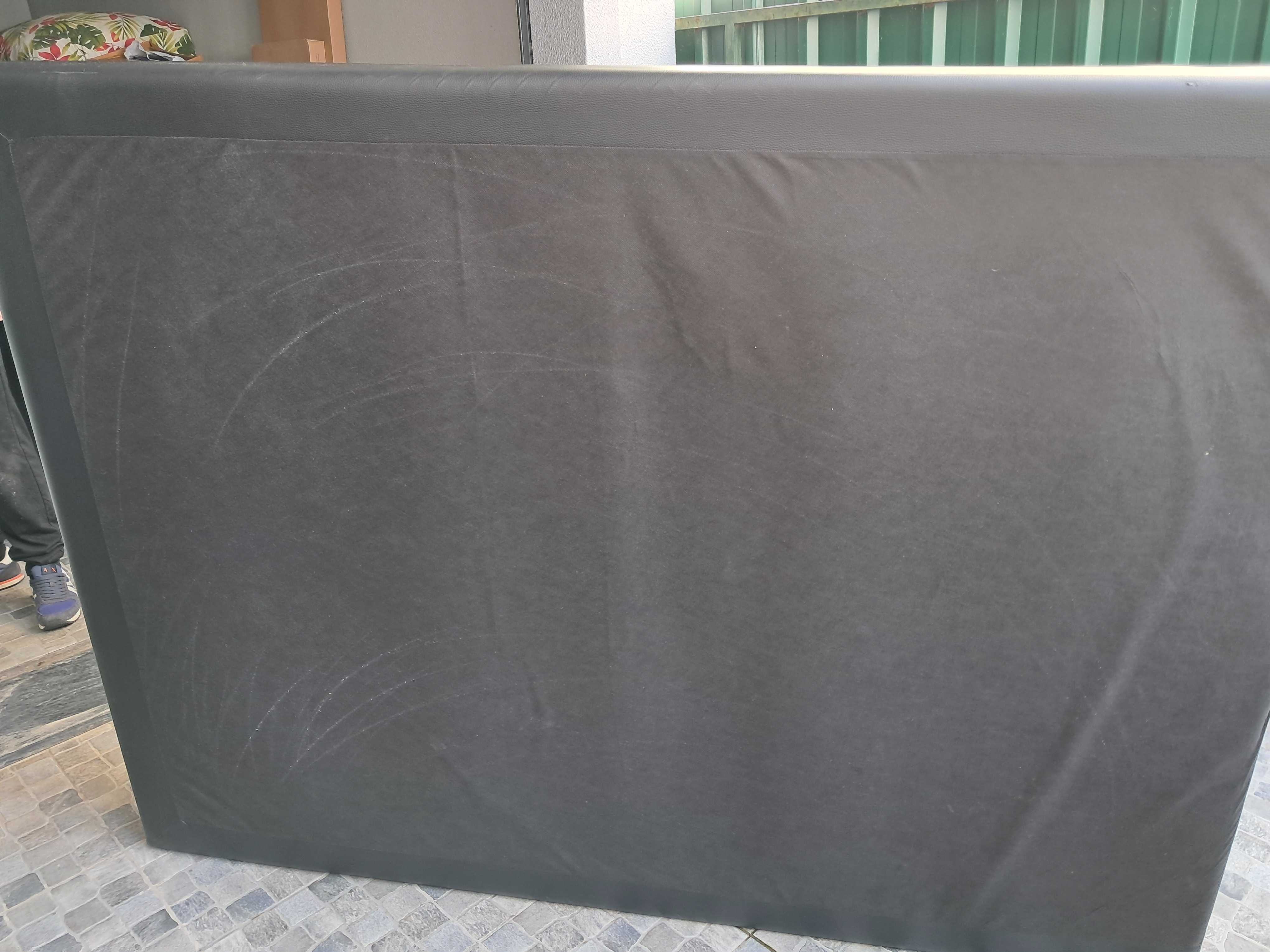 Cama de casal (cor preta)