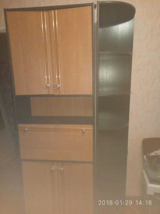 шкафи для одягу та інших речей.