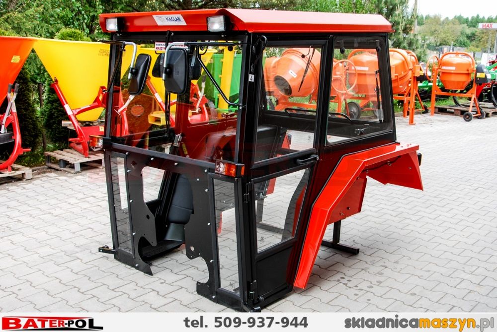 Kabina C-330 NAGLAK z metalowymi kanciastymi błotnikami (uchylne bocz