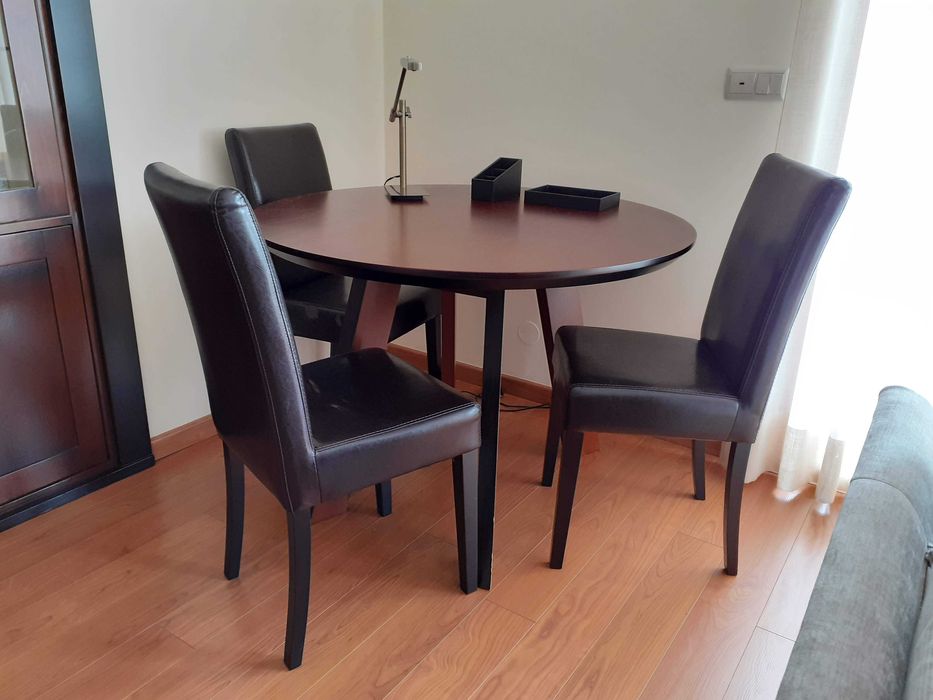 Mesa de apoio em madeira maciça + cadeiras
