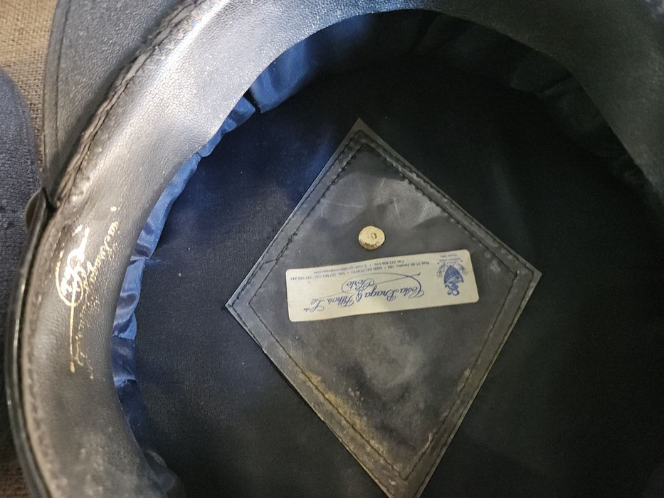 Dois chapéus militares