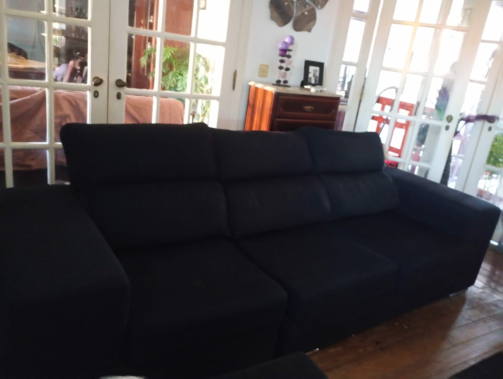 Sofá preto 3 lugares com chaise long e 2 puffs