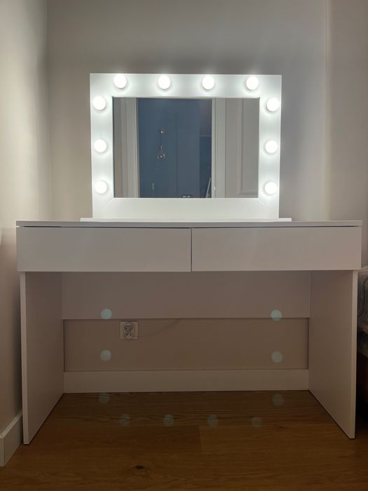 Biała toaletka z lustrem Make Up Stand SOLED