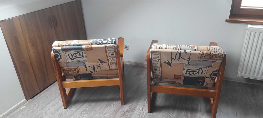 Fotele z litego drewna.