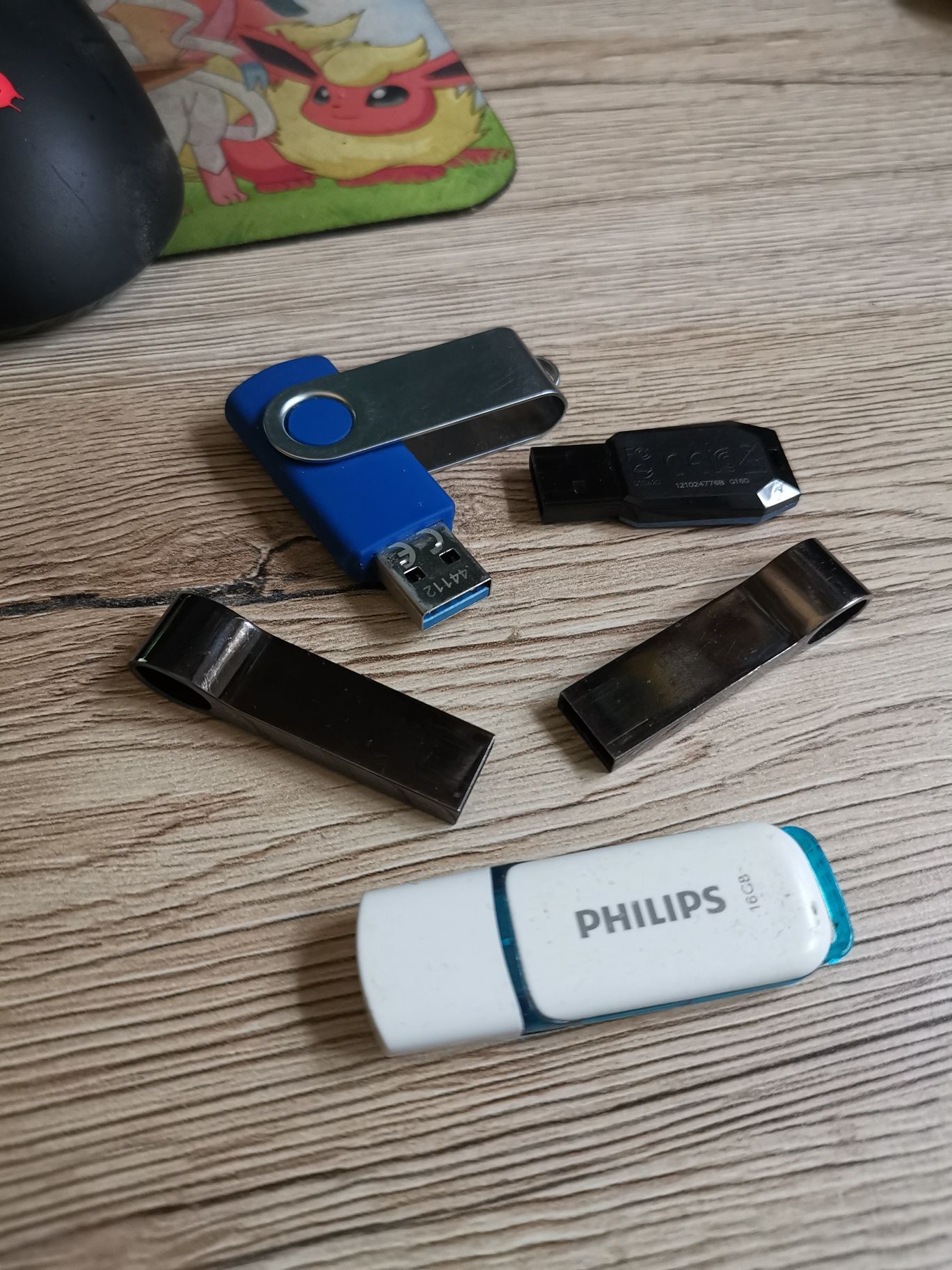 Garść 16GB pendrive